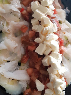 Una foto de Ensalada de bacalao ahumado, aguacate, tomate y mozzarella