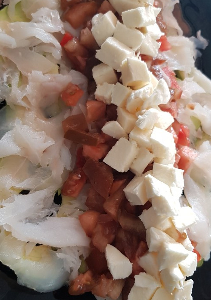 Una foto de Ensalada de bacalao ahumado, aguacate, tomate y mozzarella
