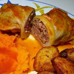 A picture of Cabbage wrapped meatballs (AKA: Ouma onder die Kombers).