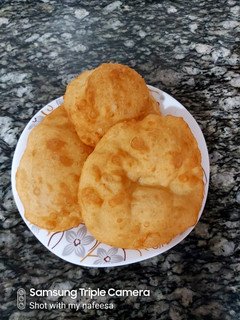 A picture of Bhature.