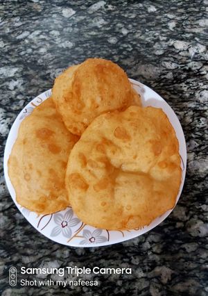 A picture of Bhature.