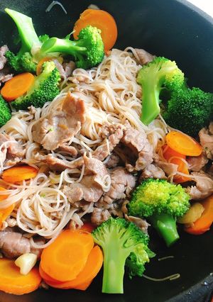 Hình của món Bún gạo lứt rau củ xào thịt bò.