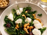 Ensalada de anacardos, arándanos secos y queso de cabra