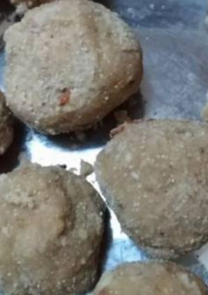 A picture of Wheat flour ladoo or pinni.