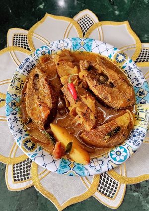 A picture of Hilsa Fish Curry With Mustard Paste.