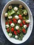 Ensalada de espárragos y tirabeques caprese con gremolata