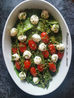 Una foto de Ensalada de espárragos y tirabeques caprese con gremolata