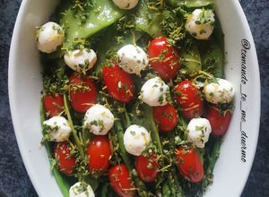 Una foto de Ensalada de espárragos y tirabeques caprese con gremolata