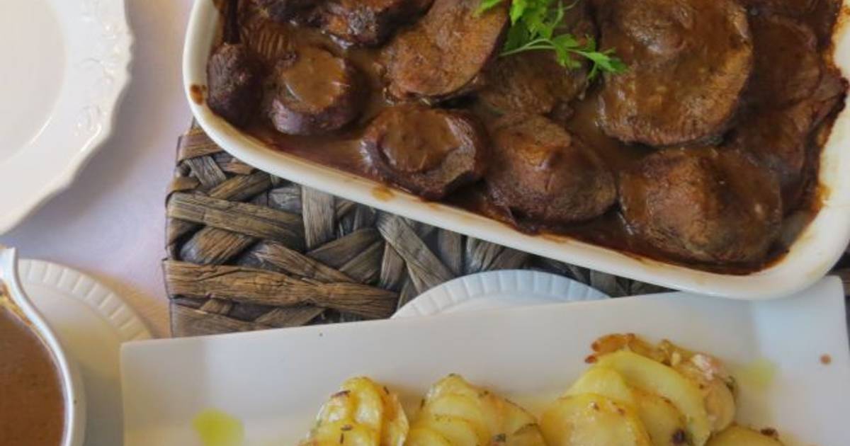 Añojo en salsa de pimientos con guarnición de patatas a lo pobre Receta ...