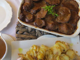 Añojo en salsa de pimientos con guarnición de patatas a lo pobre