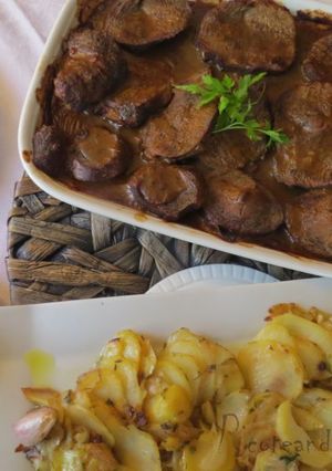 Una foto de Añojo en salsa de pimientos con guarnición de patatas a lo pobre