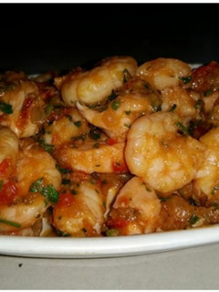 Una foto de Cazuela de camarones y salmón