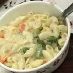 A picture of White sauce cheesy veg pasta.