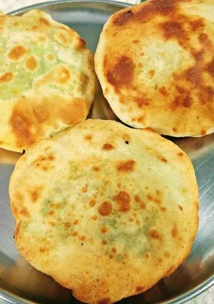 A picture of Matar ke bhature.