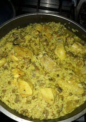 Una foto de Arroz con pollo en paellera