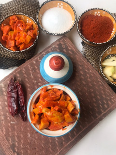 कच्चे आम का हींग का अचार (Kachhe aam ka hing ka achar recipe in hindi) रेसिपी मुख्य फोटो
