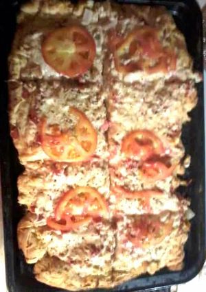 A picture of easy chicken alfraido pizza.