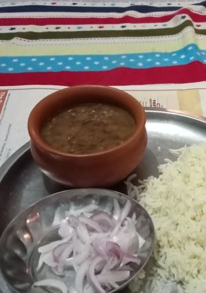 A picture of Kali Malka daal with rice.