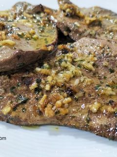 Una foto de Hígado de cerdo a la plancha con picadillo