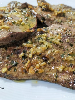 Una foto de Hígado de cerdo a la plancha con picadillo