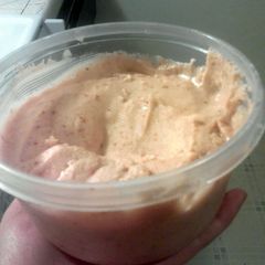 A picture of sweet n creamy strawberry frosting.