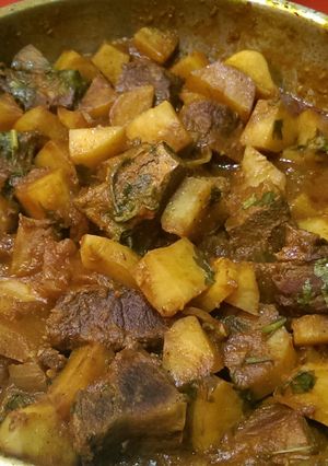 A picture of Egyptian meat plate with potato.