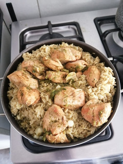 Una foto de Arroz con pollo súper fácil y económico
