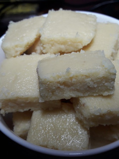 मावा बर्फी (Mawa barfi recipe in hindi) रेसिपी मुख्य फोटो