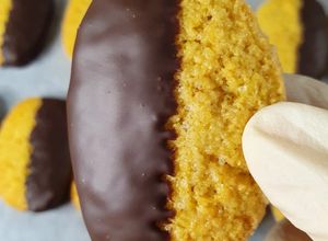 Foto di Biscotti al mais, mandarino e cioccolato, senza burro