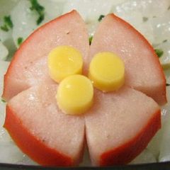 A picture of Flower-Shaped Wiener Sausages to Decorate Your Bento.