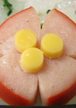 A picture of Flower-Shaped Wiener Sausages to Decorate Your Bento.