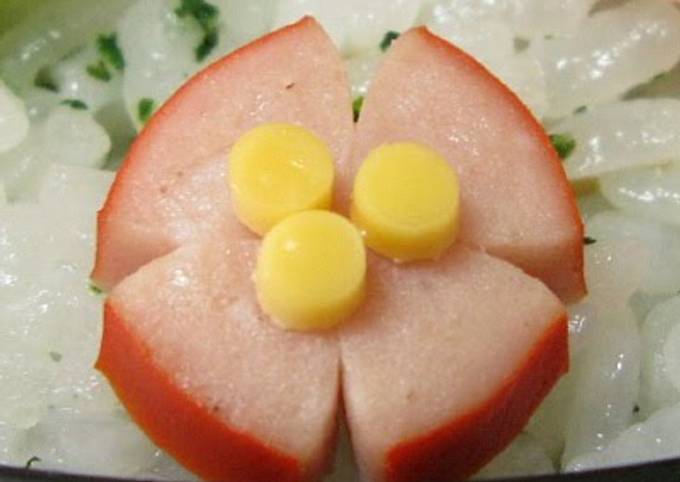 Flower-Shaped Wiener Sausages to Decorate Your Bento