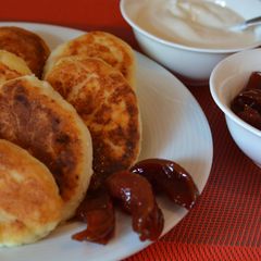 A picture of Ukrainian syrnyky, cottage cheese pancakes.