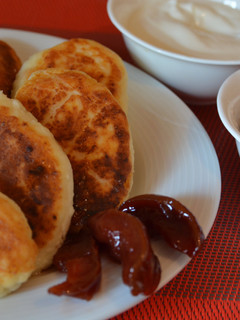 A picture of Ukrainian syrnyky, cottage cheese pancakes.