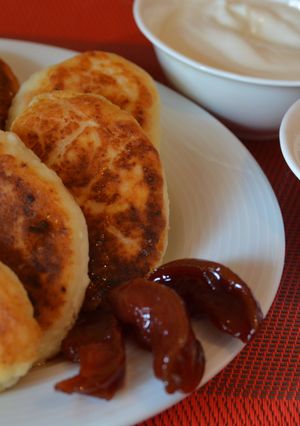 A picture of Ukrainian syrnyky, cottage cheese pancakes.