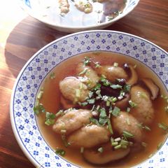 A picture of Grießklößchensuppe (German Semolina Dumpling Soup).