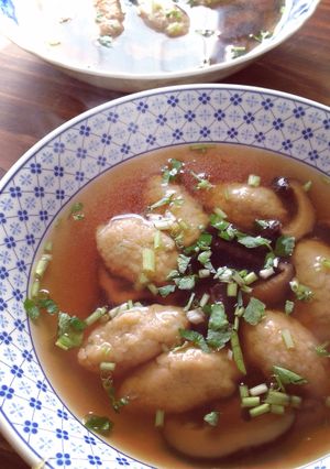 A picture of Grießklößchensuppe (German Semolina Dumpling Soup).