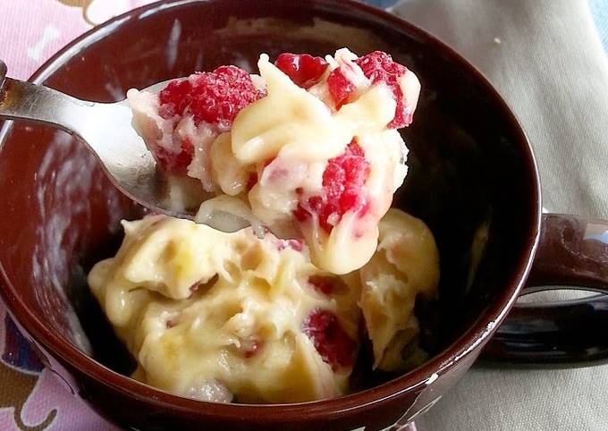 How to Cook Appetizing Banana ice cream with frozen raspberries