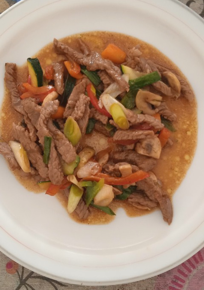 Una foto de Wok de ternera y verduras al estilo asiático 😜😋
