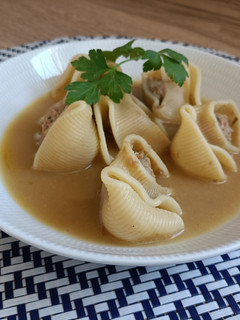 Una foto de Sopa de galets rellenos de carne