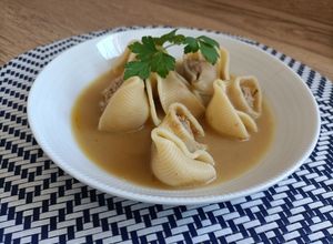 Una foto de Sopa de galets rellenos de carne