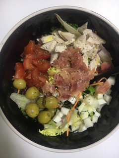 Una foto de Ensalada improvisada con pollo
