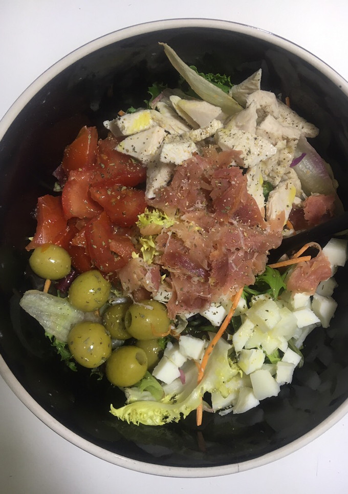 Una foto de Ensalada improvisada con pollo