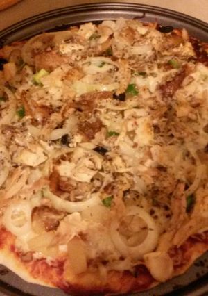 A picture of Rotisserie Chicken Pizza.