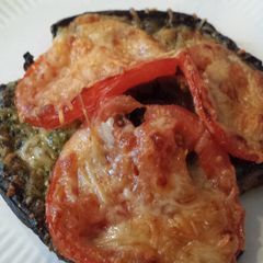 A picture of Portobello mushroom pizza.
