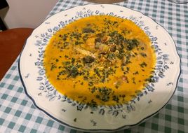 Soupe façon thaïlandaise au poulet, aubergine et curry