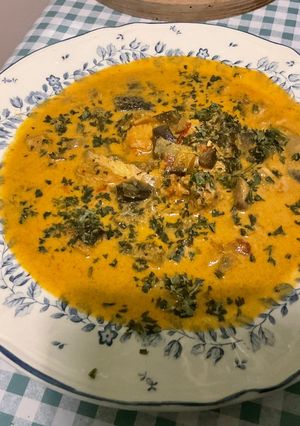 Une photo de Soupe façon thaïlandaise au poulet, aubergine et curry