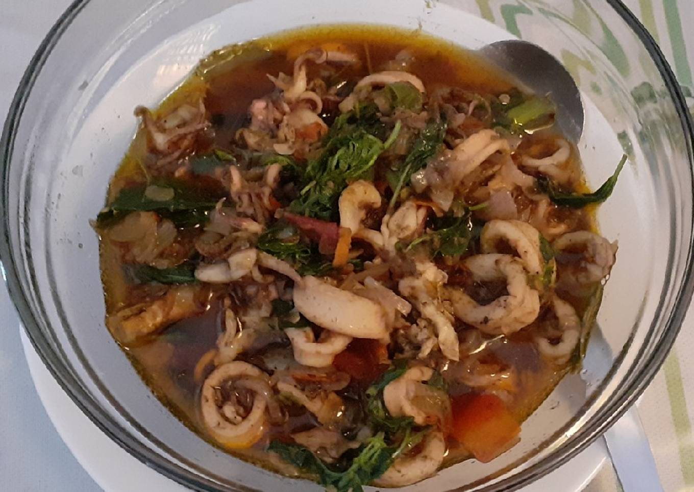 Cumi dari Rica dengan warna hitam yang pedas