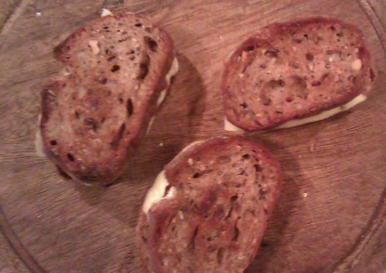 Easiest Way to Prepare Homemade Cheesy garlic sandwiches