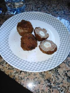 Una foto de Albóndigas rellenas con huevos de codorniz